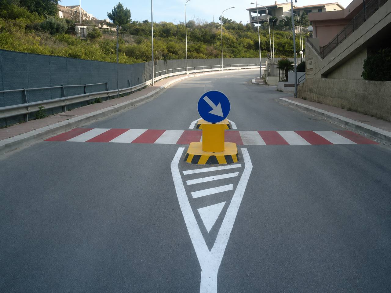 Strisce bianche oblique (zebrature / isola di traffico)